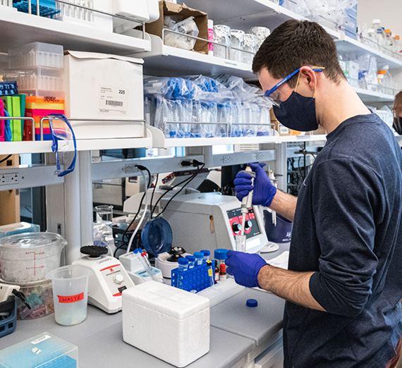 두 사람이 온실에서 식물을 관찰하고 있습니다.