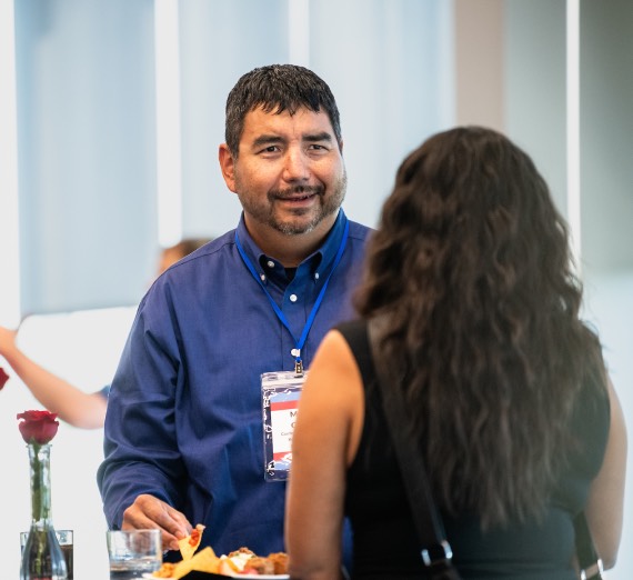 원주민과 예수회 인물의 조각
